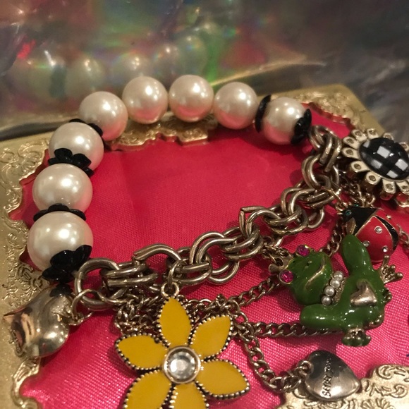 Betsey Johnson pearl frog prince daisy flower crystal charm bracelet vintage